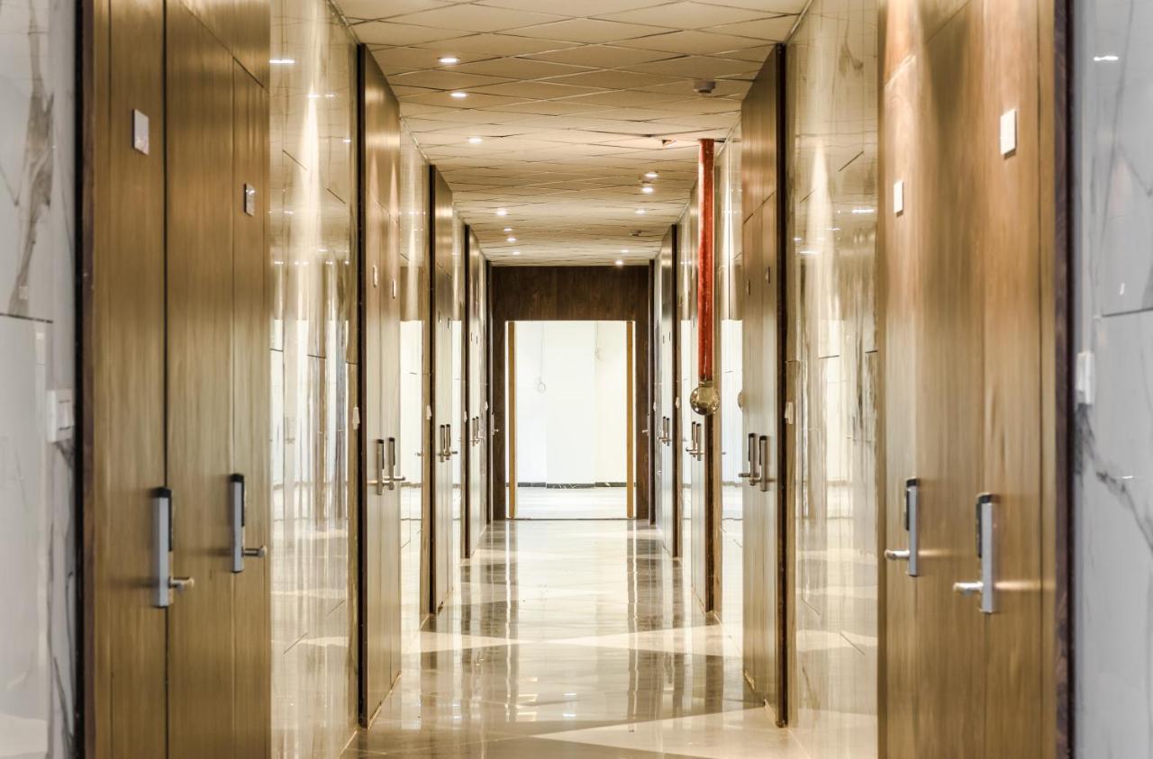 Meridian Hotel & Banquet Surat Exterior foto